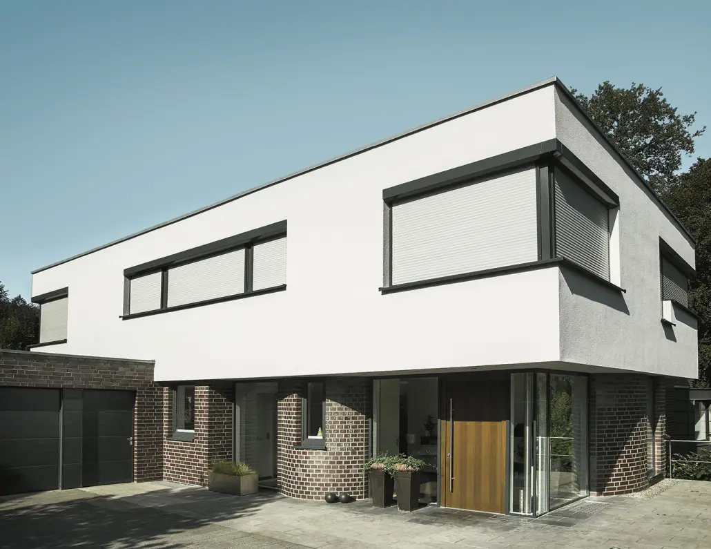 Rollläden und Sonnenschutz an einer modernen Fassade